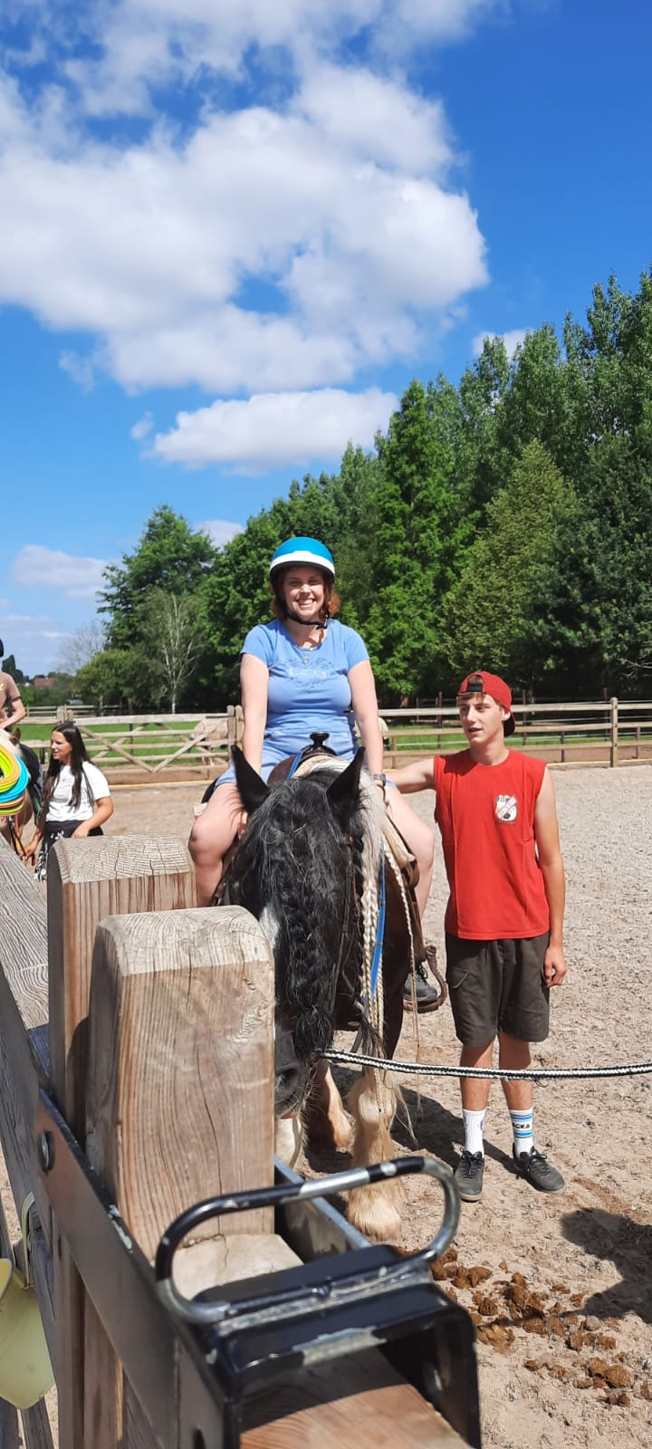 Anne-Marie op een paard bij Stal Ter koze